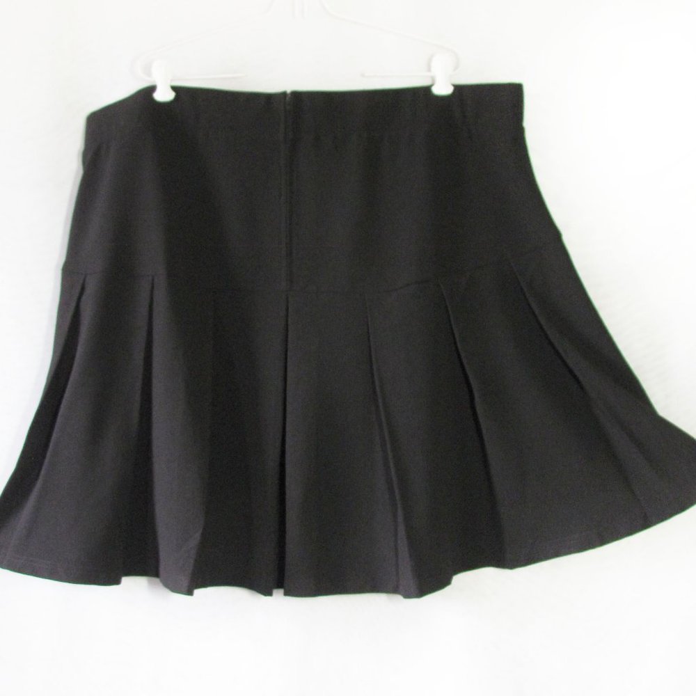 TORRID 24 NWT Drop Pleated Skirt